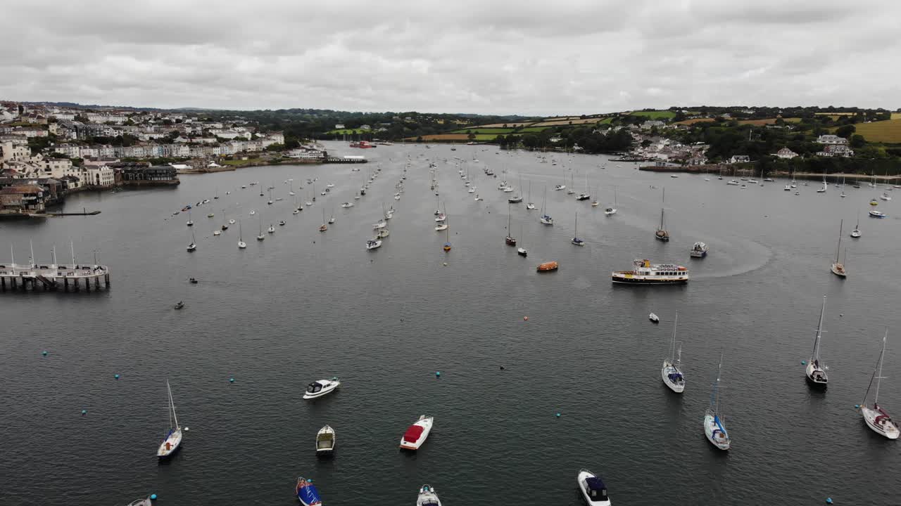 vista aérea de los amarres del yate vistor de falmouth en un día nublado
