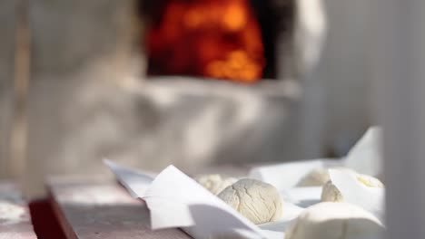 Brot-Backen-Im-Lehmofen,-Traditionelle-Bäckerei-Mit-Gebäck-In-Zeitlupe