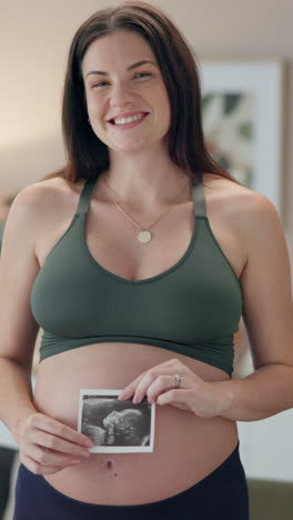 mujer embarazada feliz sosteniendo una imagen de ultrasonido