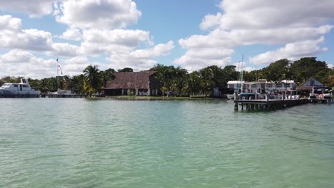 paseo en bote hacia el norte de la costa
