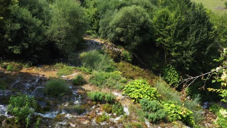 bovenaanzicht van sopotnica-watervallen op de hellingen van de jadovnik-berg in het zuidwesten van servië - onthullingsschot