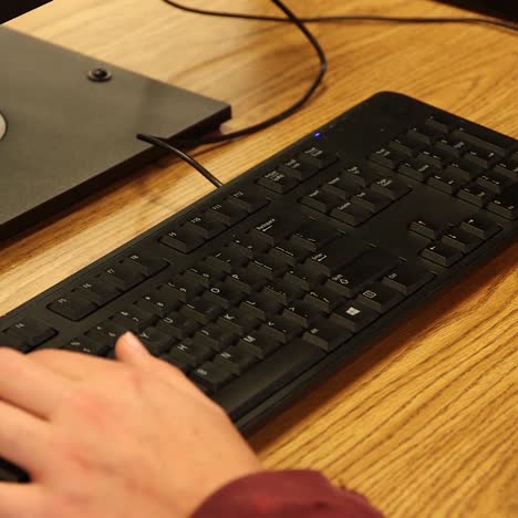 escribiendo en teclado_único_mano joven