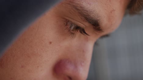 captura de pantalla de los ojos de un adolescente triste