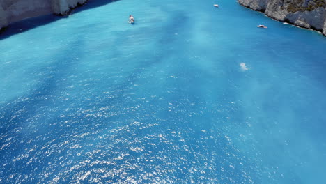 dall'aria: lenta rivelazione della baia di navagio e della spiaggia dei naufraghi a zakynthos, in grecia in estate