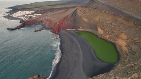 Majestuosa-Vista-Areal-De-La-Playa-Negra-El-Charco-Verde-En-Lanzarote,-Islas-Canarias