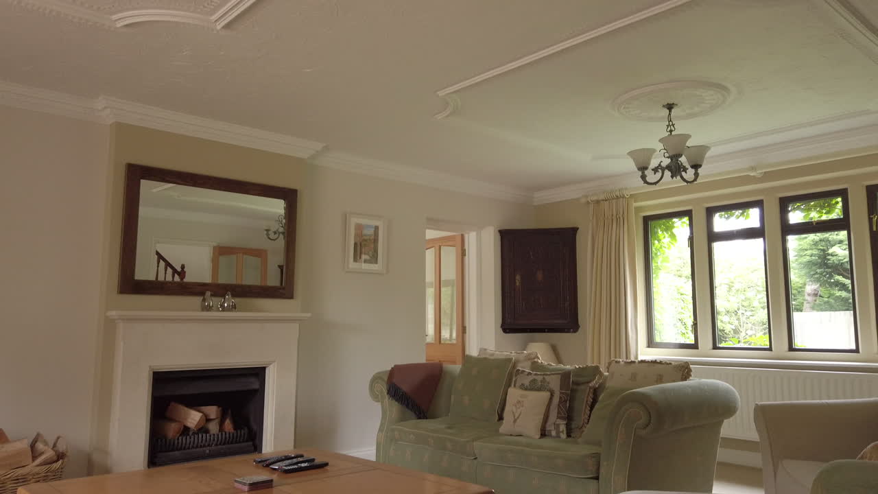 tiro inclinado de una sala de estar en una casa rural en cámara lenta