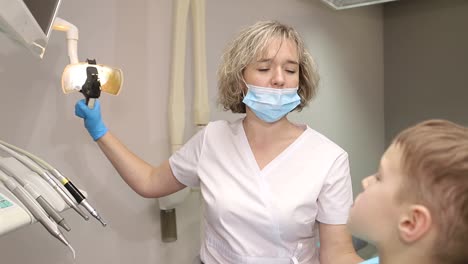 dentista examinando a un niño paciente