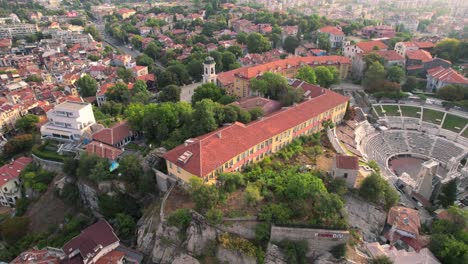 Vista-Del-Atardecer-Del-Casco-Antiguo-De-Plovdiv,-Toma-Aérea