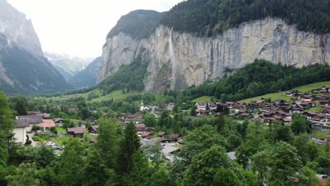 elegancia alpina: un viaje cinematográfico a través de lauterbrunnen, suiza