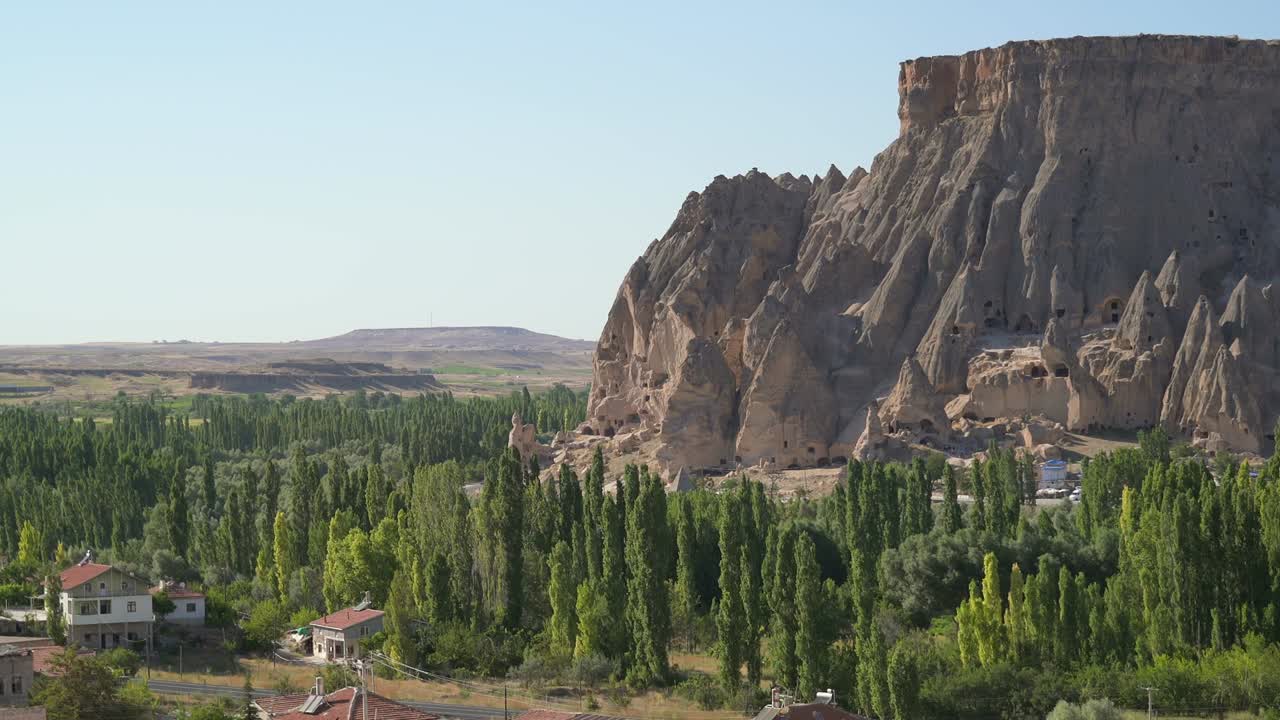 selime, aldea anatolia y chimeneas de hadas en el valle de ihlara, aksaray, turquía