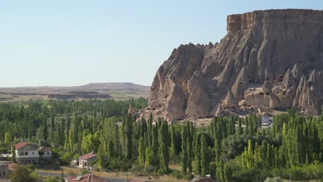 selime, aldea anatolia y chimeneas de hadas en el valle de ihlara, aksaray, turquía