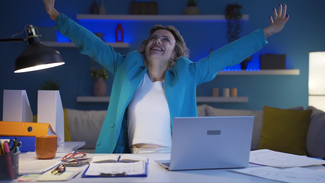 쾌활한 분위기의 홈 오피스 직원.