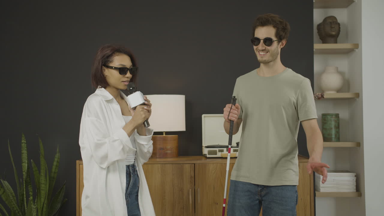 молодые слепые друзья веселятся.