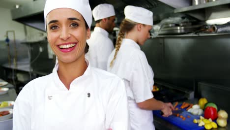 Retrato-Del-Chef-Con-Los-Brazos-Cruzados