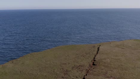 Leuchtturm-Von-Fontur-Mit-Blick-Auf-Das-Ruhige-Meer-Tagsüber-Auf-Der-Halbinsel-Langanes,-Island