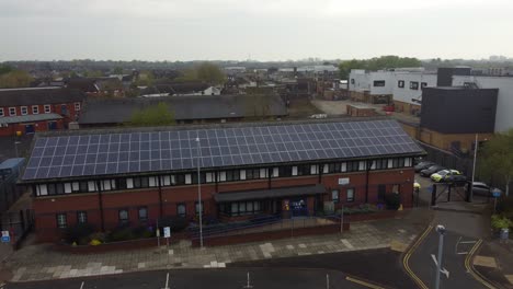 Widnes-Town-Polizeistation-Mit-Solarpanel-Auf-Dem-Dach-Für-Erneuerbare-Energien-Im-Stadtbild-Von-Cheshire,-Luftaufnahme,-Umlaufbahn-Rechts