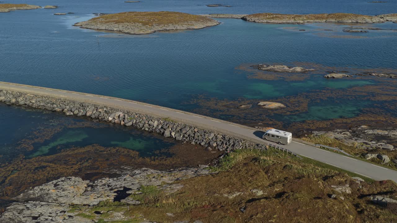 Luftfoto af autocamper på kystvej til Veiholmen, øen Smøla