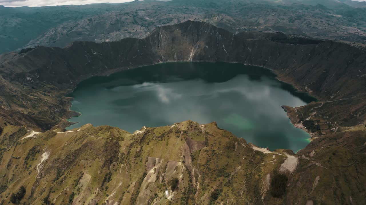 Veduta aerea del Lago del cratere Quilotoa in Ecuador - ripresa con drone.