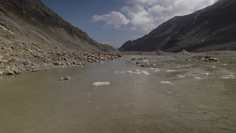 Schwimmende-Eisbergstücke-Am-Gletschersee,-Österreich