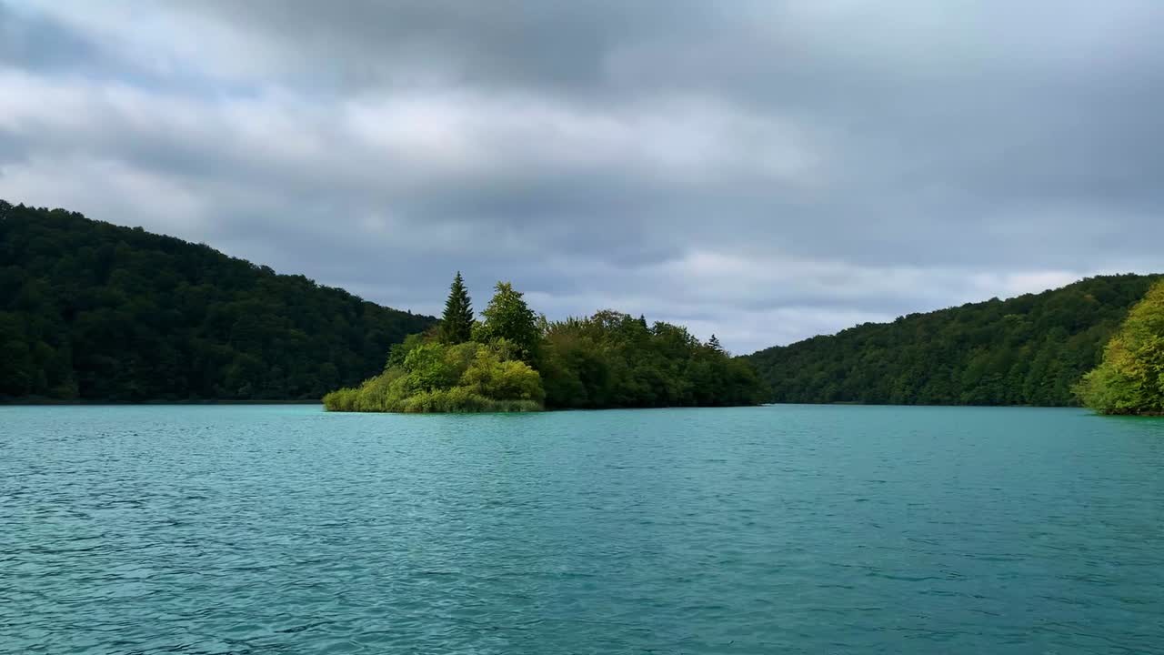 vista asombrosa de la mosca baja del dron sobre el parque nacional turquesa de los lagos de plitvice, croacia