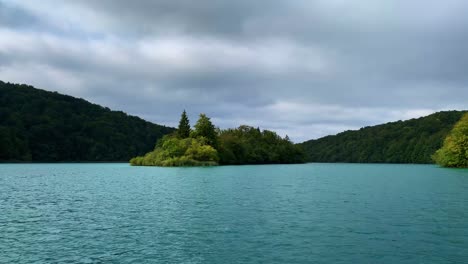 Erstaunliche-Aussicht-Auf-Die-Niedrige-Drohnenfliege-über-Dem-Türkisfarbenen-Nationalpark-Plitvicer-Seen,-Kroatien