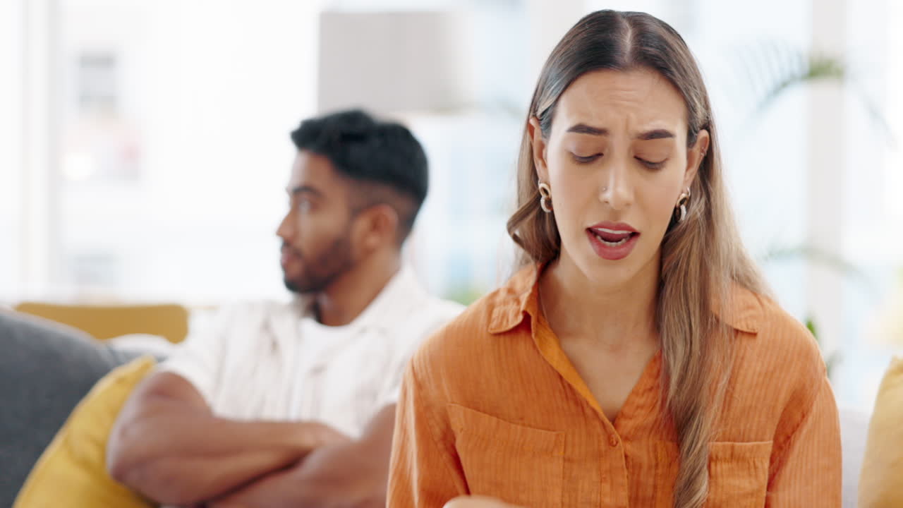 분노 한 여자 가 싸우고 있는 남자 와 대화 하고 있다