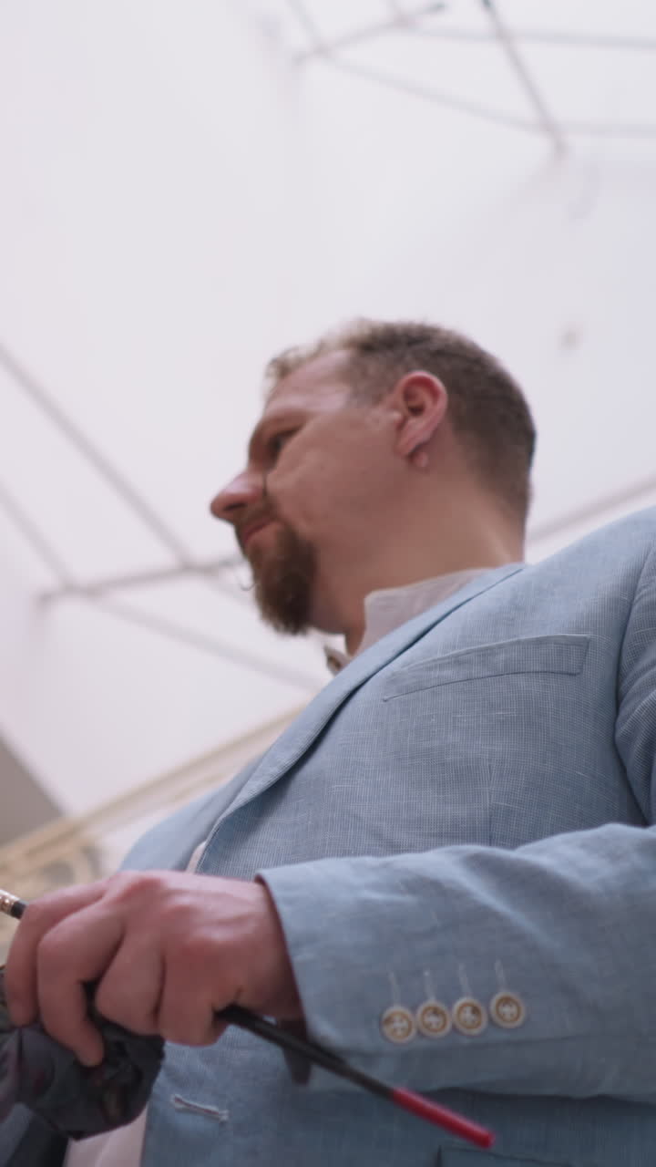 화가는 초상화에 배경을 적용합니다. 집중된 사람은 예술가에게 깊이와 성격을 더하여 예술 작품을 진화시키고 캔버스에 생명과 활기를 불어넣습니다.