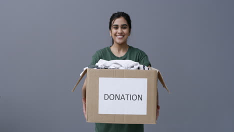 una mujer sosteniendo una caja de ropa con la palabra