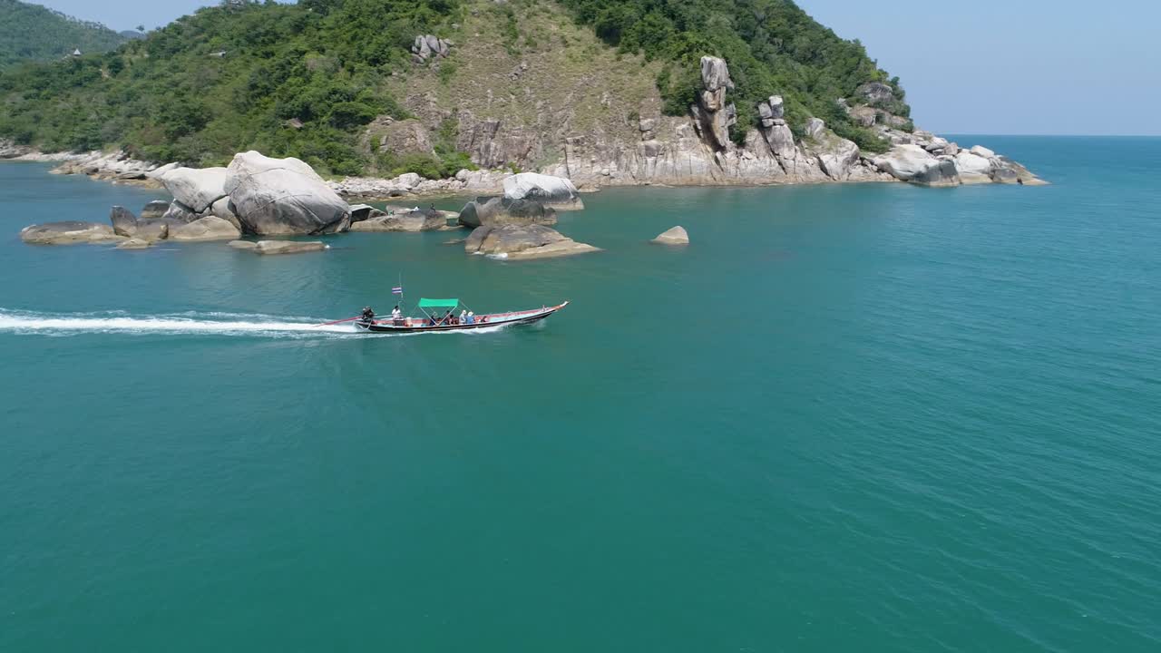 바다에서 모터 보트 항해. 아름다움 자연 풍경. 태국. 드론 비디오. 4k
