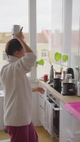 mujer cocinando en una cocina moderna