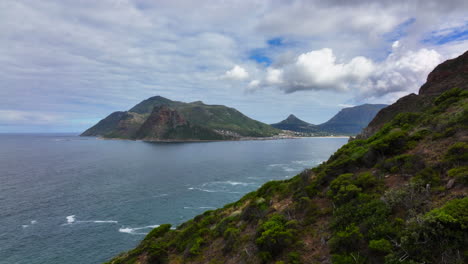 Chapman-Peak-Südafrika-Luftbild-Drohne-Küstenlinie-Hout-Bay-Marina-Kapstadt-Fish-Hoek-Good-Hope-Simon&#39;s-Town-Brandungswellen-Krachen-Atemberaubendes-Wasser-Tiefblaues-Wasser-üppiges-Grün-Frühling-Sommer-Nach-Oben