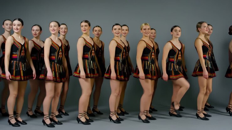 Gruppe af kvinder i traditionelle dansekostumer