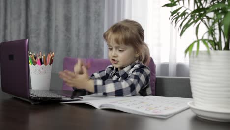 Mädchen-Lernt-Online-Unterricht-Mit-Digitalem-Laptop.-Fernstudium