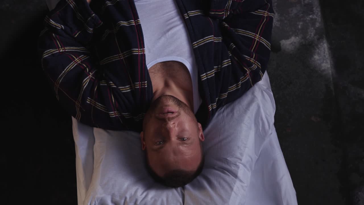 hombre acostado en la cama