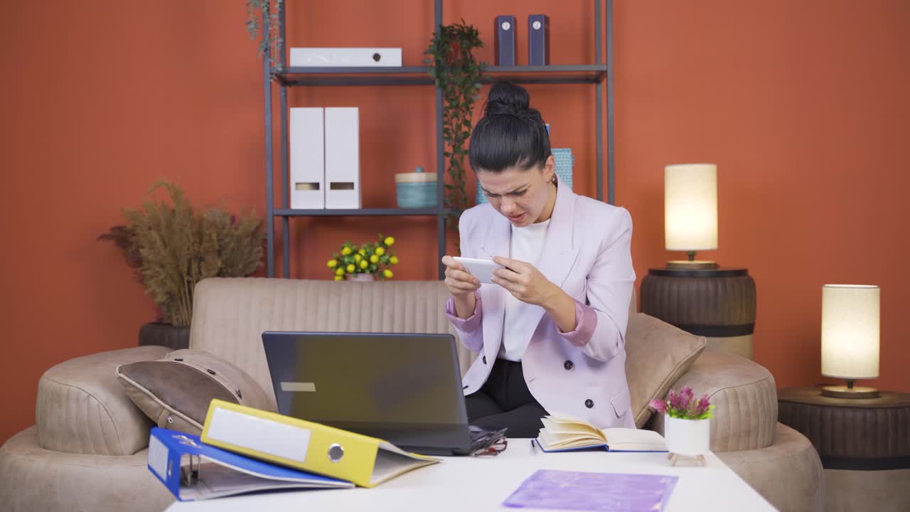 una joven trabajadora de oficina tiene problemas de carga de teléfono, la batería se agota.