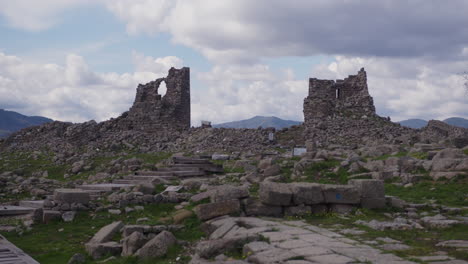 antiguas ruinas en un campo en pérgamo