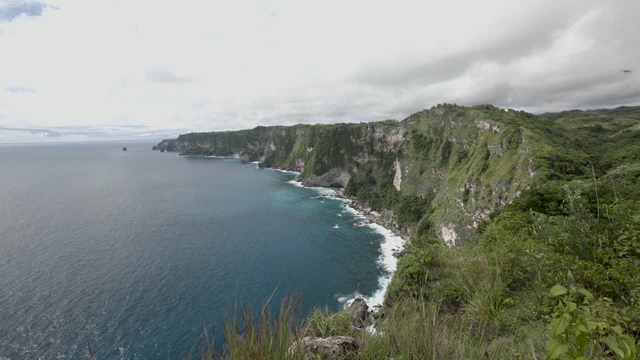 Pohled na pobřeží ostrova Nusa Penida, z ruky