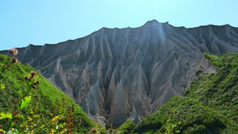 montañas de arcilla erosionadas con vegetación exuberante