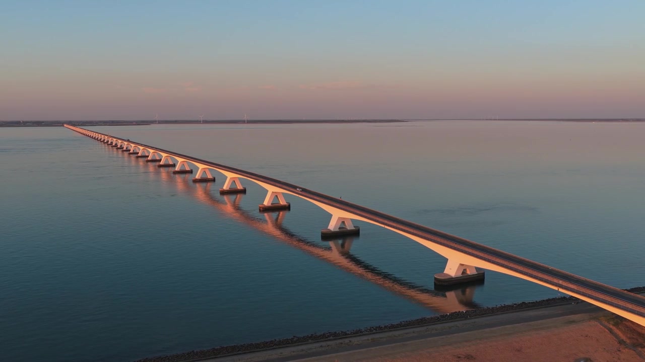Vista Aérea da Ponte de Zeeland ao Pôr do Sol