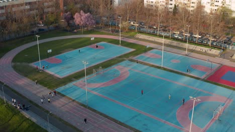 Un-Tiro-De-ángulo-Alto-Que-Se-Arquea-Suavemente-Alrededor-De-Un-Parque-Deportivo-En-El-Corazón-De-Zagreb,-Croacia