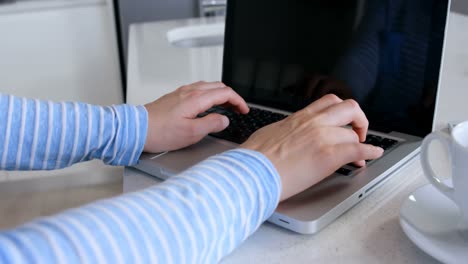 las manos de las mujeres escribiendo en la computadora portátil