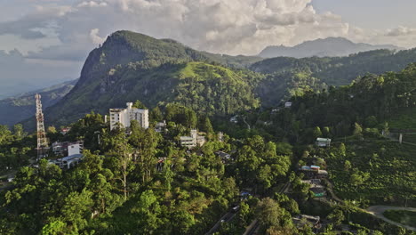 Ella-Sri-Lanka-Luftaufnahme-V1-Panoramaschwenk-Mit-Aufnahme-Des-Bahnhofs,-Des-Stadtzentrums,-Der-Berghanghotels-Und-Der-Wunderschönen-Berglandschaft-Von-Rock-Point-–-Aufgenommen-Mit-Mavic-3-Cine-–-April-2023