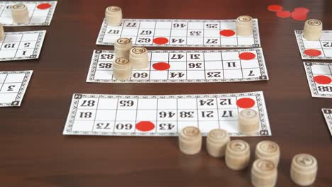 los barriles de bingo de madera.