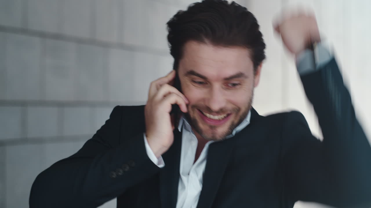 hombre de negocios hablando por teléfono celular con un colega afuera. hombre celebrando el éxito