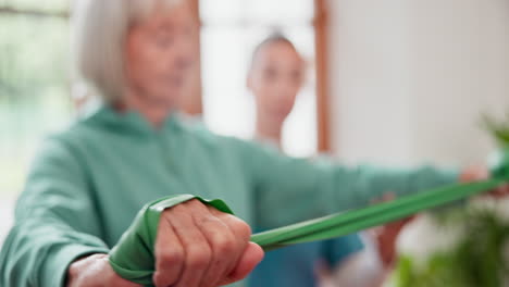 banda, enfermera y mujer anciana con fisioterapia
