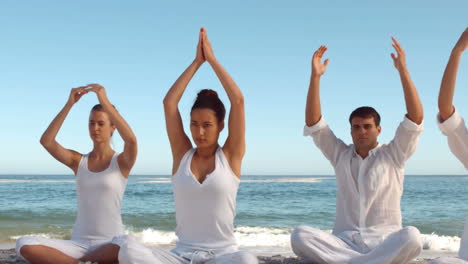 clase de yoga en la playa