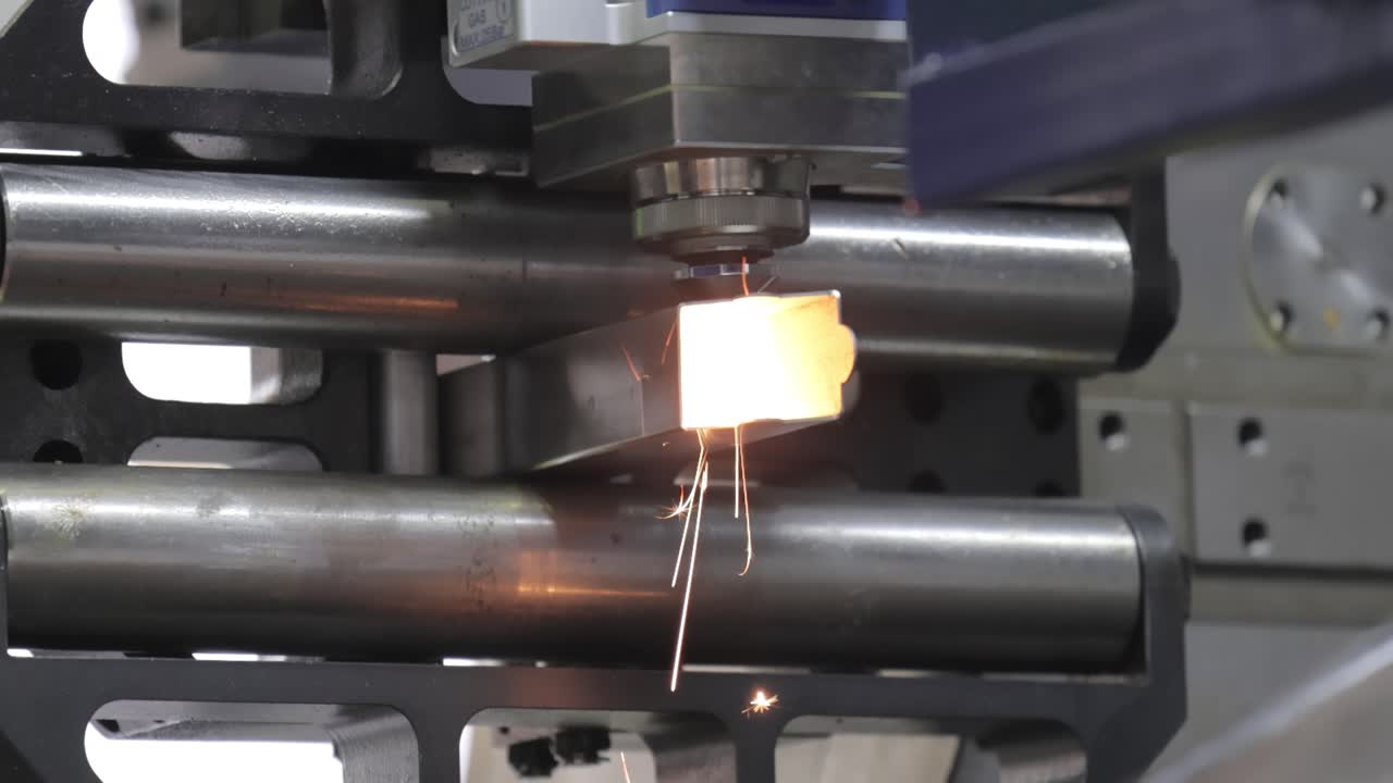 Taglio laser e a gas CNC di metalli, tecnologia industriale moderna