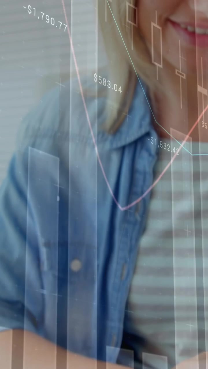 Animazione di elaborazione dati statistici su donna caucasica sorridente che usa il tablet al bar