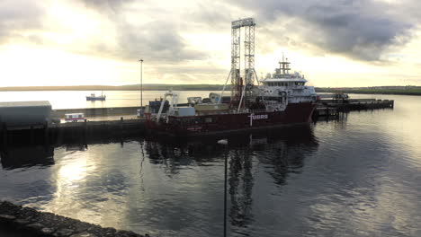 Fugro-Fähre-Im-Hafen-Mit-Sonnenuntergang-Im-Hintergrund