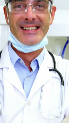 retrato de un dentista sonriente de pie con los brazos cruzados
